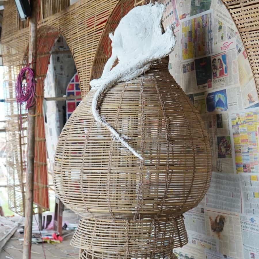 একজন খোঁজেন লোকশিল্পের নেপথ্যের গল্প, আরেকজন ব্যস্ত থাকেন তার আঙ্গিক নিয়ে। 