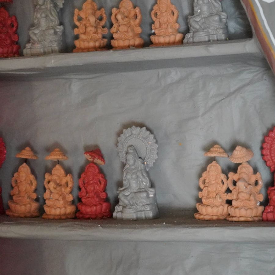 এই দুই ‘মেঠো কন্যা’র নিরন্তর সমীক্ষা থেকেই বেরিয়ে আসছে লোকশিল্পের সেই সব অজানা কথা, যা দিয়ে সোমনাথ তাঁর মণ্ডপকে সাজিয়ে তুলছেন পরম যত্নে।