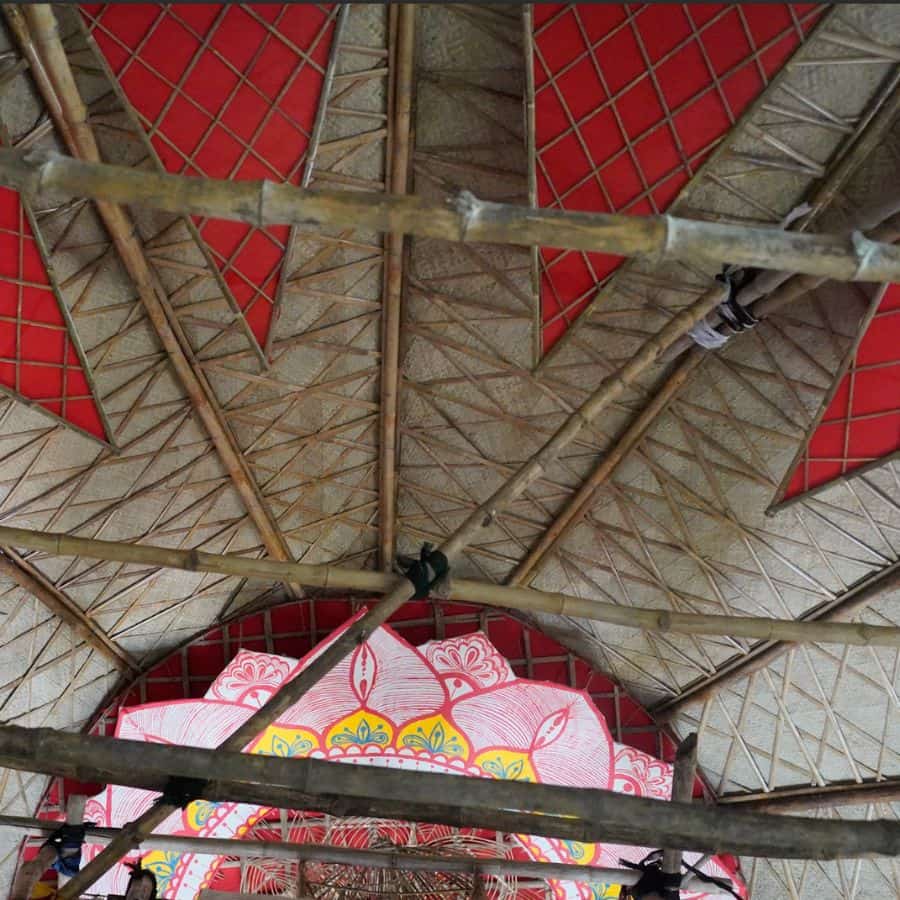 লোহার বিশাল কাঠামোকে ঘিরে থাকছে খেজুর পাতা ও হোগলা পাতার কাজ। আর এই মণ্ডপ ভরে উঠবে নানা ধরনের পট ও সরায়। 