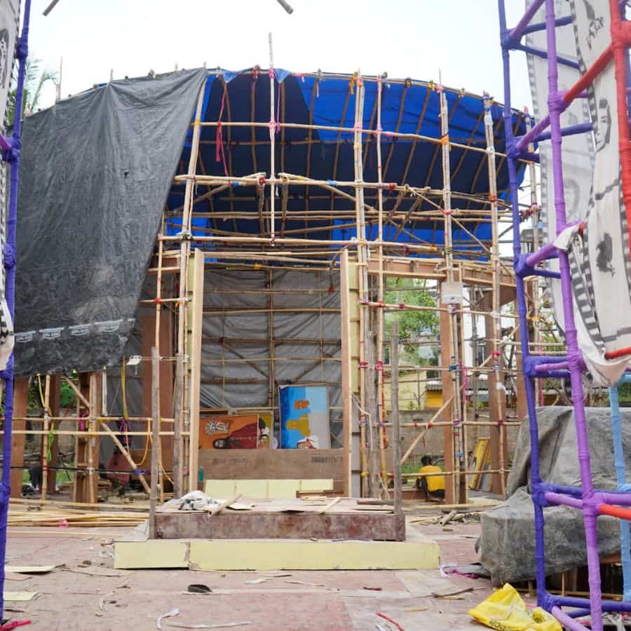 শিল্পী শুভাশিস মাইতির ভাবনায় এ বছরের থিম—‘বায়োস্কোপ: সময়ের ফ্রেমে মা’।