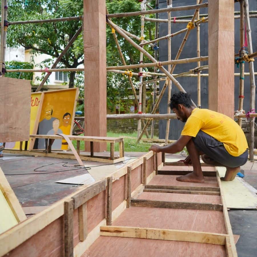 “আমরা সেই হারিয়ে যাওয়া বায়োস্কোপকেই মণ্ডপের মধ্যে নিয়ে আসতে চলেছি।” 