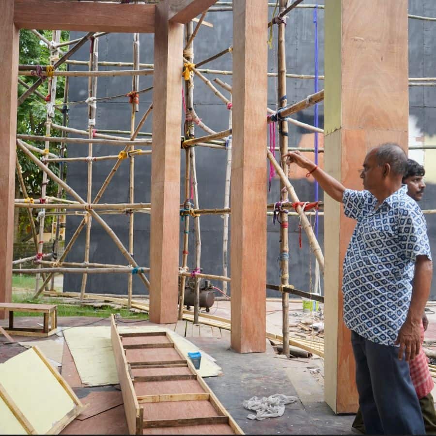 মণ্ডপে বাঁশ-তাঁতের সঙ্গে থাকবে বিশেষ আকর্ষণ—একটি লাইভ বায়োস্কোপ। 