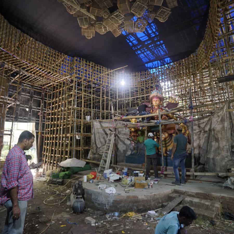 ৩। ভাবনায় শিল্পী কৃষাণু পাল।