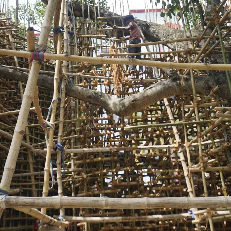 ৫। চলছে মণ্ডপসজ্জার শেষ মুহুর্তের প্রস্তুতি। 