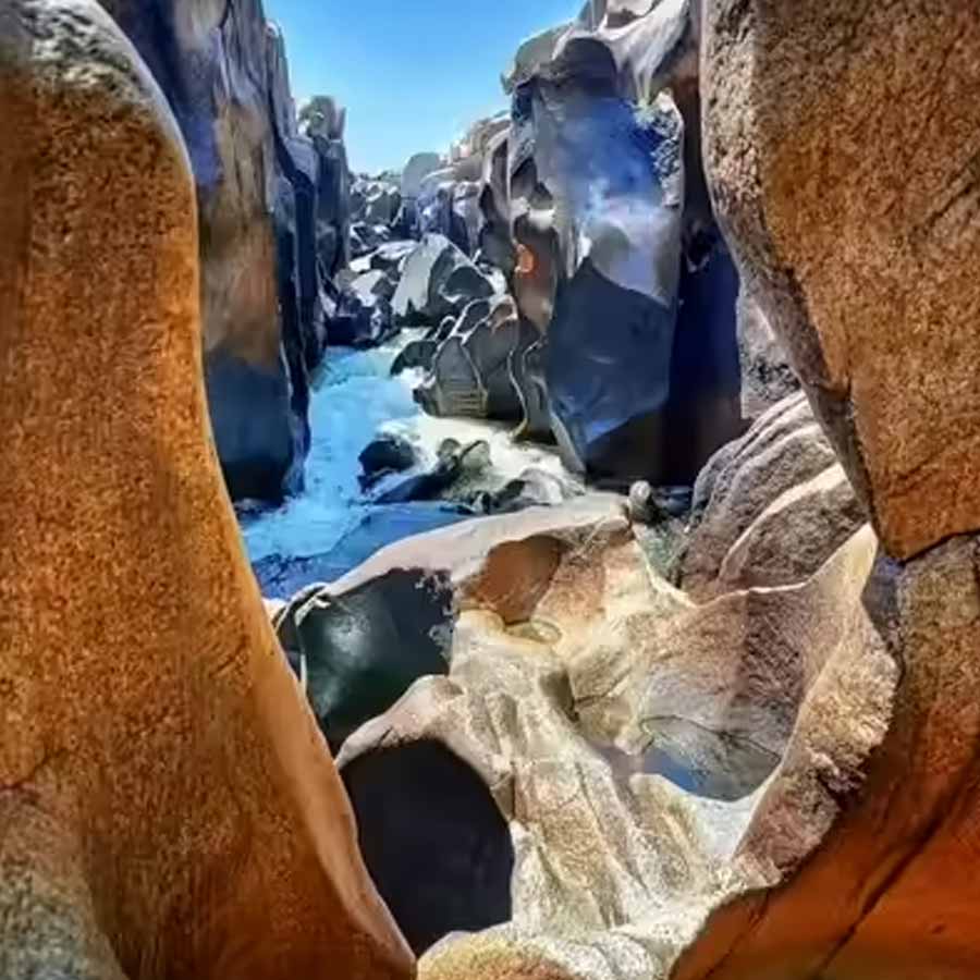 কানাকুণ্ডে নদীখাতের শৈল্পিক সৌন্দর্য।