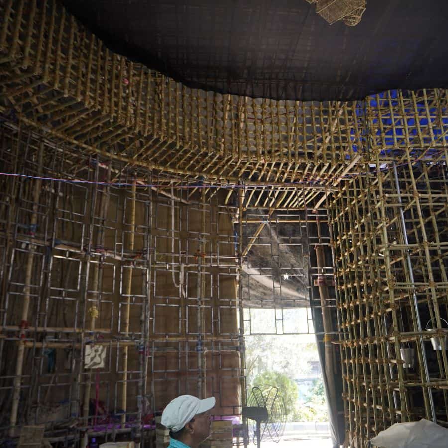 ৬। বিষয়বস্তুর সঙ্গে সামঞ্জস্য রাখতেই এক টুকরো প্রকৃতিকেই যেন ফুটিয়ে তোলা হয়েছে গোটা মণ্ডপ জুড়ে। 