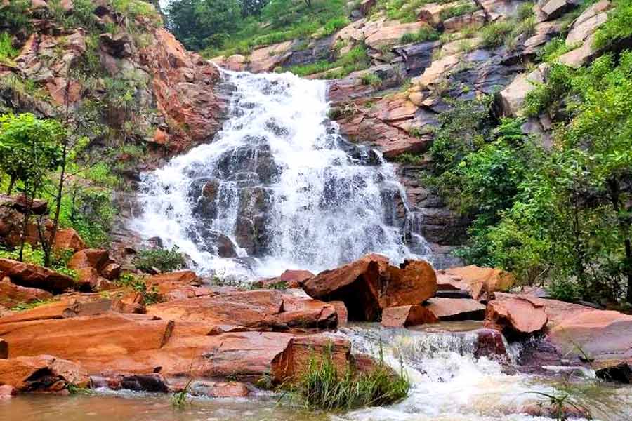 সুন্দরগড়ে দেখে নিন ভেড়ীবহাল ঝর্না।
