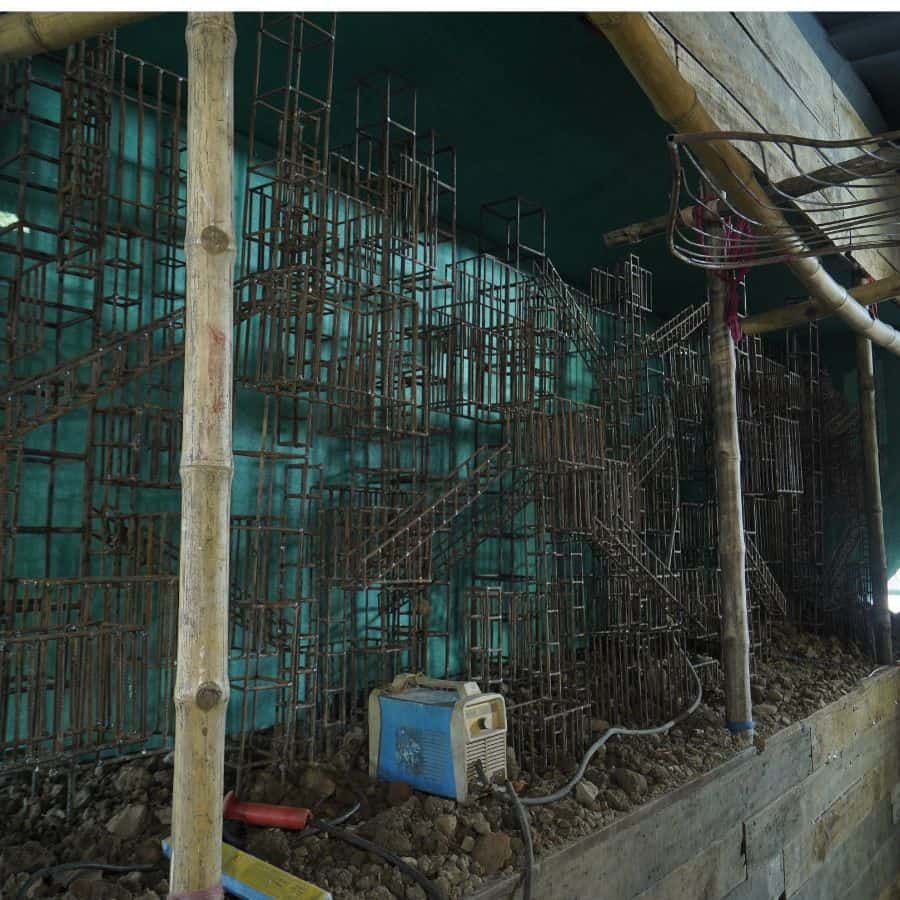 ৭। মণ্ডপে ঢুকে খানিক চোখ বোলালেই বোঝা যাবে কোনও কৃত্রিম বস্তু অথবা রঙের ব্যবহার নয়। 