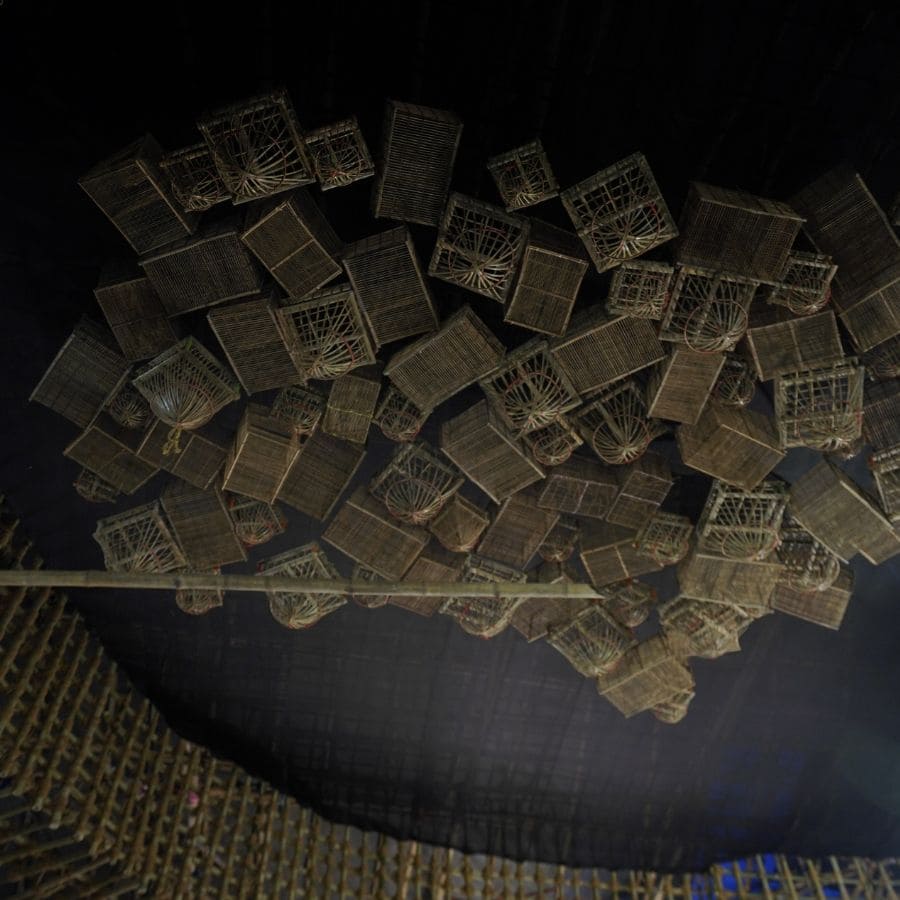 ৮। একে বারে প্রাকৃতিক সামগ্রীকেই ব্যবহার করে হয়েছে অন্দর সজ্জার কাজে। 