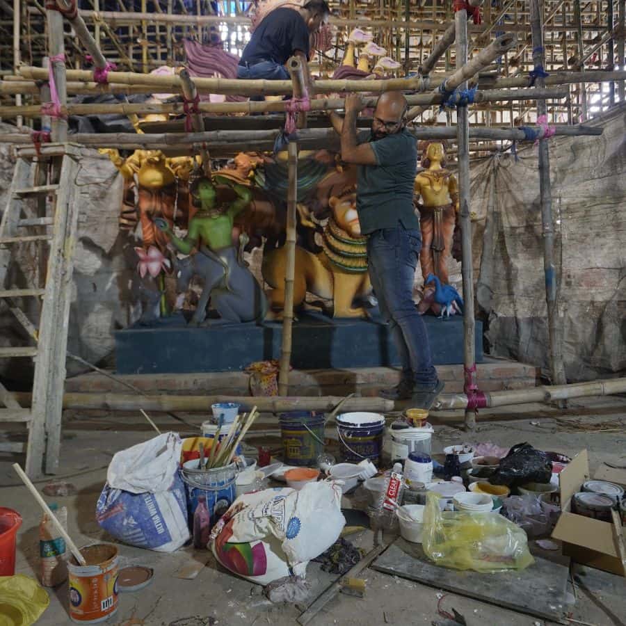 ৯। মাটি থেকে শুরু করে ইট ও বাঁশ, কারুকার্য থেকে যেন চোখ ফেরানো দায়। 