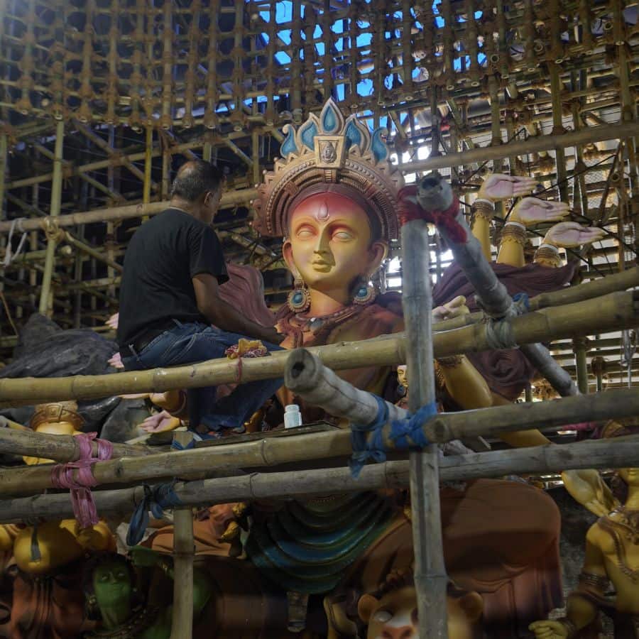 ১০। আর এই সবের মাঝেই বসে রয়েছেন দেবী। কেবল চক্ষুদানের অপেক্ষা। ( এই প্রতিবেদনটি ‘আনন্দ উৎসব’ ফিচারের একটি অংশ। ) 