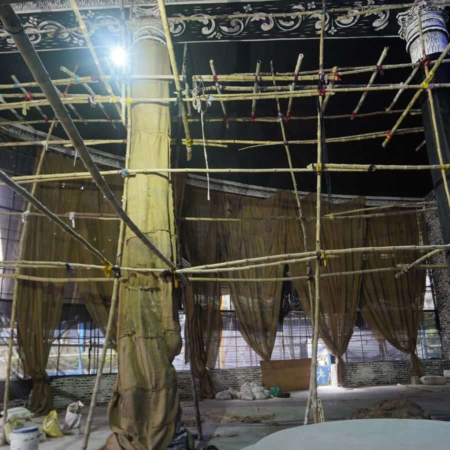 ২। মণ্ডপ সজ্জার অপূর্ব চেহারার একটি অংশকে রাখা হয়েছে ঢেকে।  