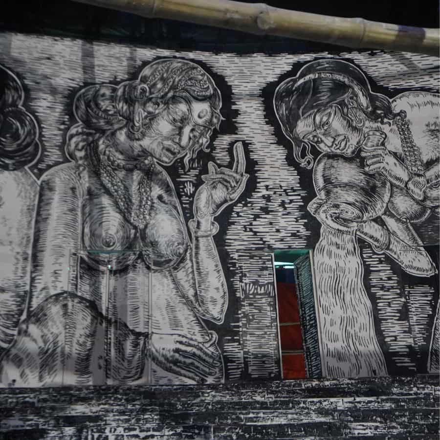 ৪। ঠিক এমন ভাবেই তো নিজেদের চেহারা ঢেকে রাখতে বাধ্য হন অ্যাসিড আক্রান্ত মহিলারা। 