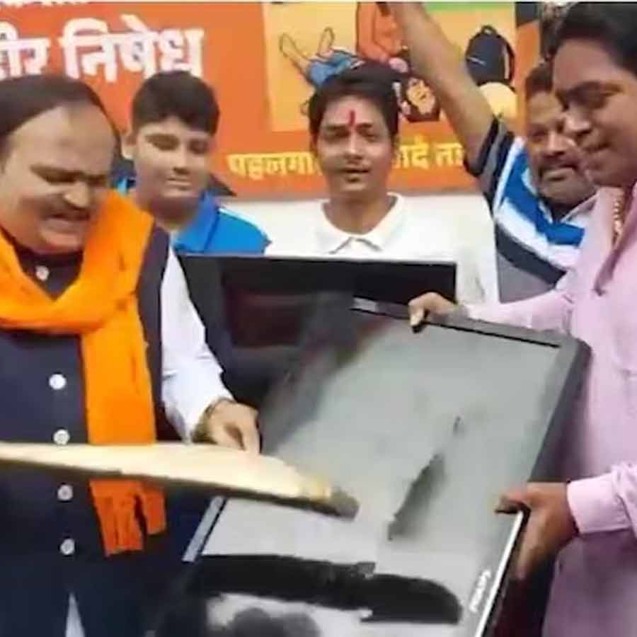 Uddhav Sena leader smashes TV to protest India-Pak Asia Cup match dgtl