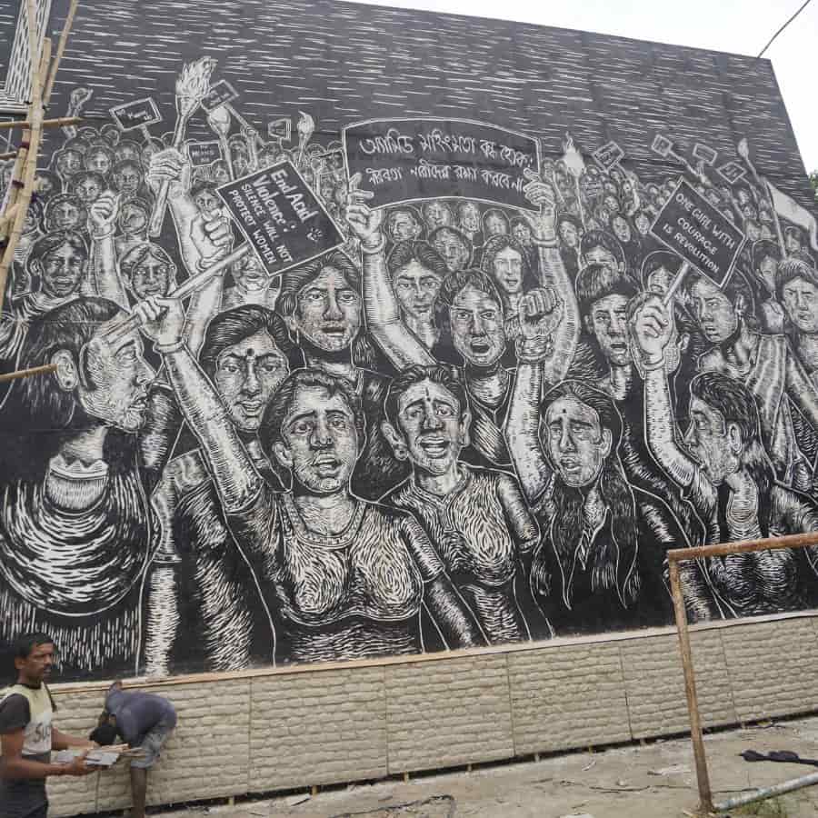 ৮।  মণ্ডপের বাইরে দেওয়ার চিত্রের প্রতিটা অংশেই ধরা পড়বে সেই প্রতিবাদের সুর। 