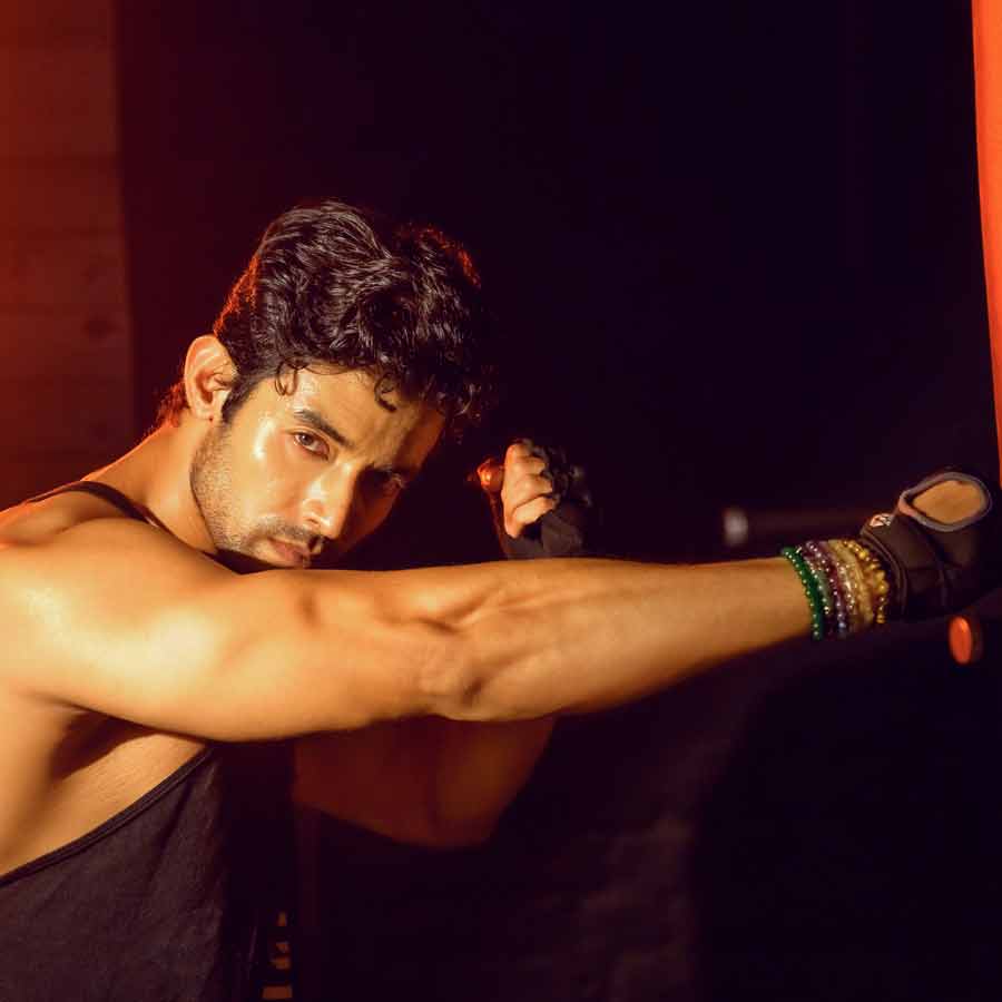 ওজন বেড়ে হয়ে গিয়েছিল প্রায় ৯৮ কিলোগ্রাম। ৬ ফুট ২ ইঞ্চি উচ্চতা হলেও ওজন মাত্রা ছাড়াচ্ছিল। শরীরের উপরের অংশ ভারী হয়ে যাওয়ার ফলে দুই হাঁটুতে যন্ত্রণা শুরু হয়। চিকিৎসক বলেন, অস্টিয়োআর্থ্রাইটিসের ঝুঁকি দেখা দিতে পারে। তিন মাসের মধ্যে ওজন কমাতে হত। মাত্র আড়াই মাসে ৮৫ কেজিতে নেমে এসেছে রণজয় বিষ্ণুর ওজন। আর দুই কেজি কমাতে পারলেই লক্ষ্যভেদ করে ফেলবেন তিনি।