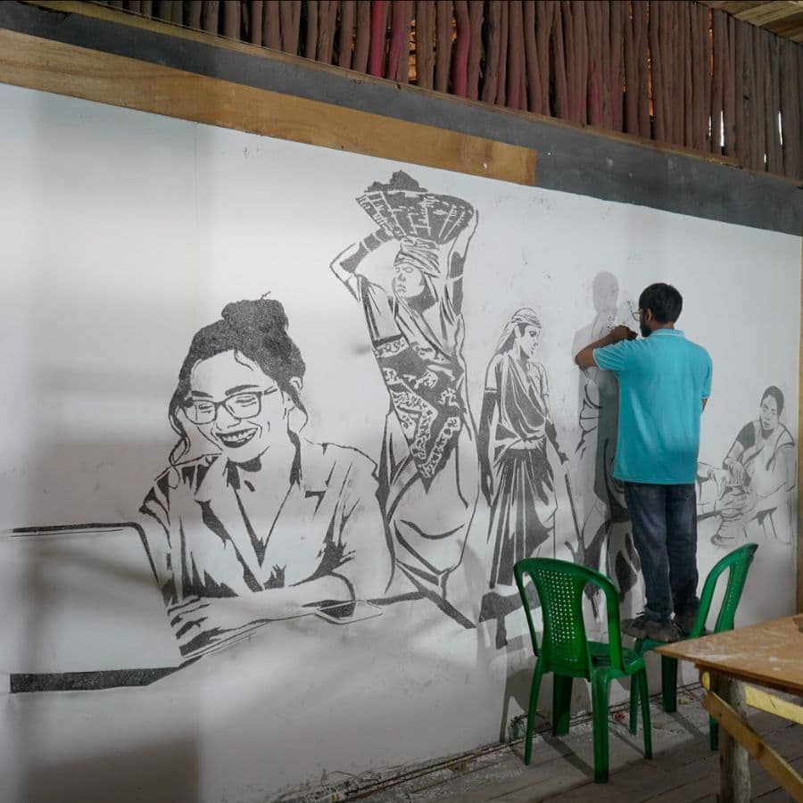 দক্ষিণ কলকাতার অজেয় সংহতি ক্লাব তাদের ৬৫তম বর্ষের এই পুজোকে সাজিয়ে তুলেছে এক নতুন ভাবনায়, যার নাম ‘সর্বংসহা’।