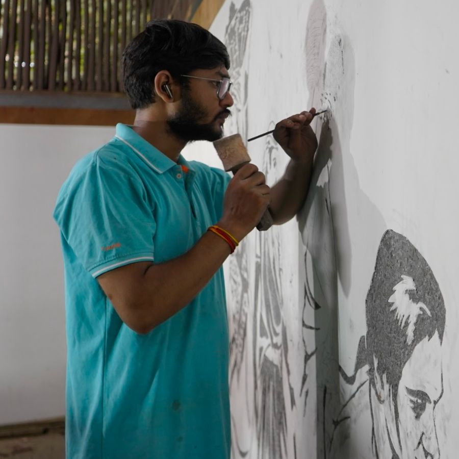 যাঁর পরিকল্পনা ও ভাবনায় এই বছর অজেয় সংহতির পুজো সেজে উঠেছে, তিনি শিল্পী অমর সরকার। বহু বছর ধরে যিনি এই পুজোর সঙ্গে যুক্ত।