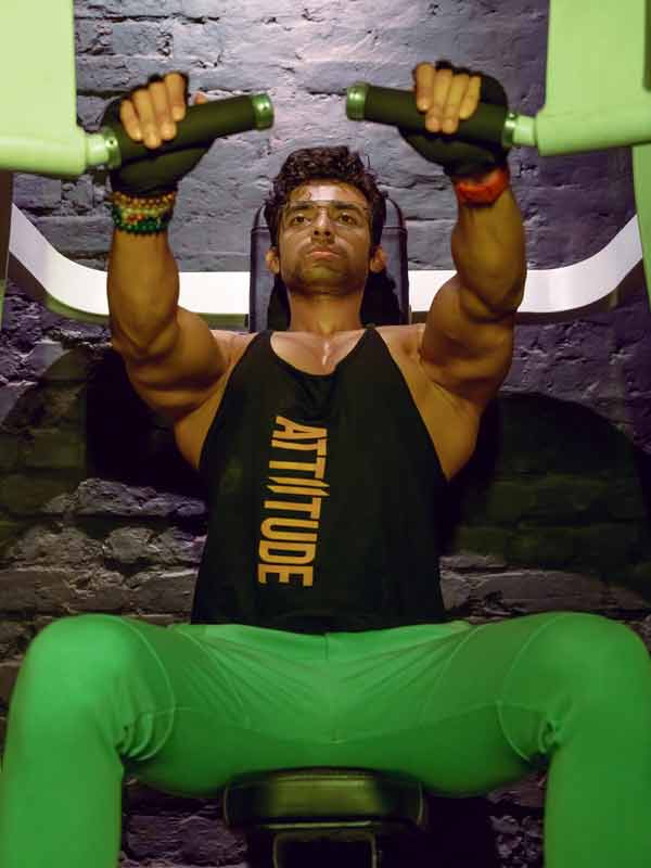 এই প্রস্তুতি কি পুজোর জন্য? না, নিজেকে ফিট রাখার জন্য এবং কাজের কারণে এমন সিদ্ধান্ত নিতে হয়েছে রণজয়কে। তাঁর প্রশিক্ষকের মতে, জিমে এসে অনেকেই বলেন, পুজো আসছে বলে ফিট হতে চান, কিন্তু সারা বছরই যে এই তাগিদ থাকা দরকার, সেটা কেউ বোঝে না। সমস্যা হল, সকলে চটজলদি সমাধান চায়। ধৈর্যের বড়ই অভাব। আর রণজয় ঠিক এই ধৈর্য পরীক্ষাতেই জিতে গিয়েছেন।