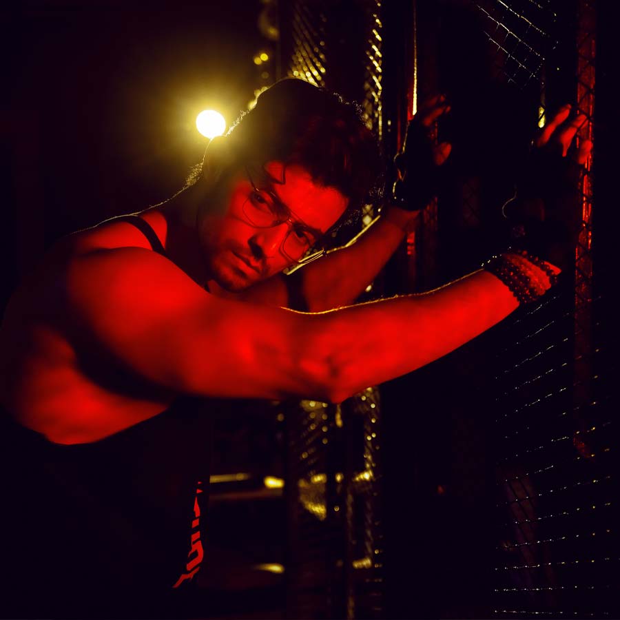 সকালে উঠে ২-৩ গ্লাস ঈষদুষ্ণ জল পান। তার পর ঘি দিয়ে কালো কফি। জিমে গিয়ে ঘণ্টাখানেক কসরত করে খাবার প্যাক করে শুটে চলে যান। প্রথমেই এক বাটি তরমুজ খান। তার পর দুপুরে সেটে বসেই ভাত, তরকারি, মাছ বা মাংসের ঝোল। বাড়িতে সাধারণ যা রান্নাবান্না হয়, সে সবই খেতে পারেন রণজয়। রাতেও শুটিংয়ের মাঝেই ১০টা নাগাদ নৈশভোজ সেরে ফেলেন।