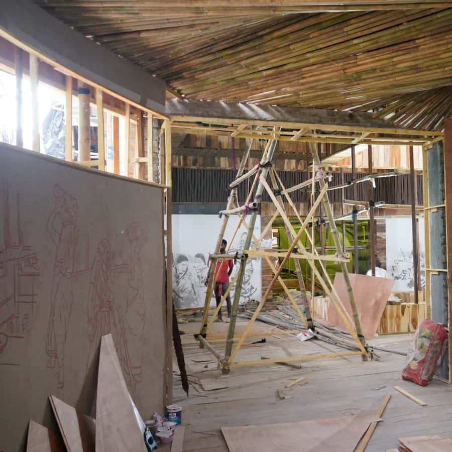 নারী শ্রমিক, যারা দিন-রাত নিরলস ভাবে কাজ করে চলেছে, এক দিকে যেমন সংসার সামলাচ্ছে, তেমনই আবার উপার্জনের ভারও কাঁধে তুলে নিয়েছে। 