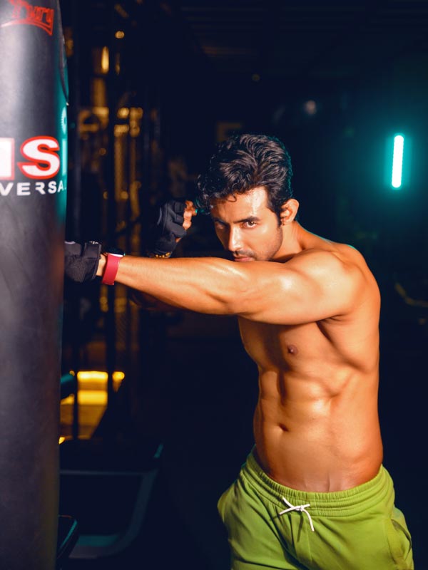 কিন্তু বিধিনিষেধ ছাড়া ওজন কমানো, অ্যাব্‌স তৈরি করা, পেশি মজবুত করা কি সম্ভব? রণজয় জানালেন, গত তিন মাসেই সবচেয়ে বেশি বিয়েবাড়ি, অনুষ্ঠানবাড়ির নিমন্ত্রণ ছিল তাঁর। তা ছাড়া শুটেও এলাহি খাওয়াদাওয়া হয়েছে এর মাঝেই। তা হলে কী ভাবে ১৩ কেজি ওজন ঝরিয়ে ফেললেন অভিনেতা? তাঁর রুটিনই বা কী ছিল?