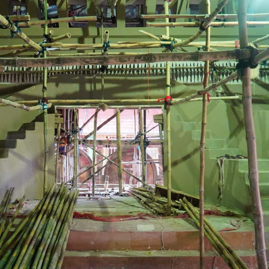 কেমন হবে সাজ সজ্জা? মাঝখানে বিশাল দেওয়াল, যেখানে খোদাই করে তৈরি হচ্ছে নানা নকশা। 