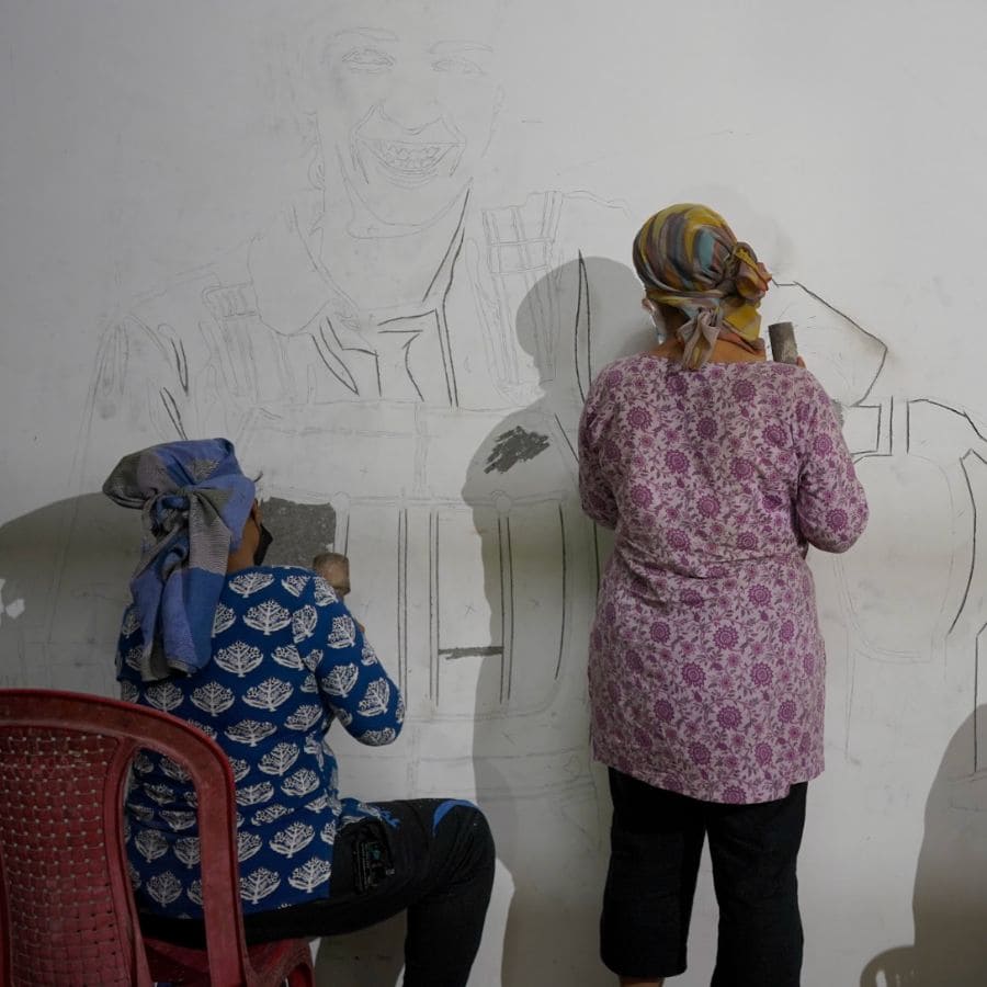 কাঠের নানা উপকরণ দিয়ে মণ্ডপকে সাজানোর তোড়জোড় চলছে। সঙ্গে আলো আর রঙের খেলা বাড়িয়ে তুলবে উৎসবের মেজাজ। (এই প্রতিবেদনটি ‘আনন্দ উৎসব’ ফিচারের একটি অংশ।)