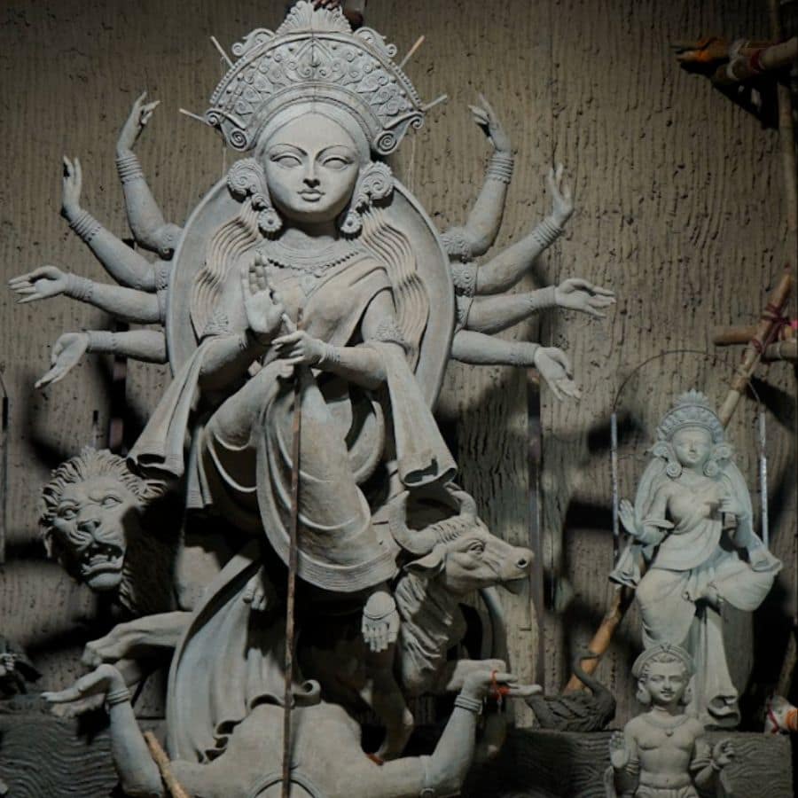 ৮১তম বর্ষে বেহালা ক্লাব সার্বজনীন দুর্গোৎসব সেই আবহই ফিরিয়ে আনছে এক অন্য মোড়কে। এ বছরের থিম—‘মনচাষ’। অর্থাৎ, মনের চাষ।