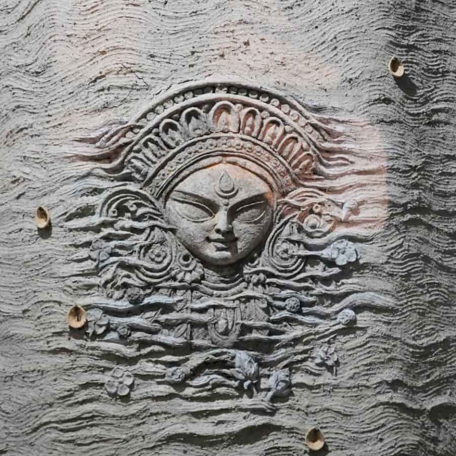 চায়ের দোকান থেকে নন্দন প্রাঙ্গন, গঙ্গার ঘাট থেকে কফি হাউজ—যে আড্ডা বাঙালির মন জুড়াত, সেই চেনা ছবিই মণ্ডপে ধরা পড়বে। 