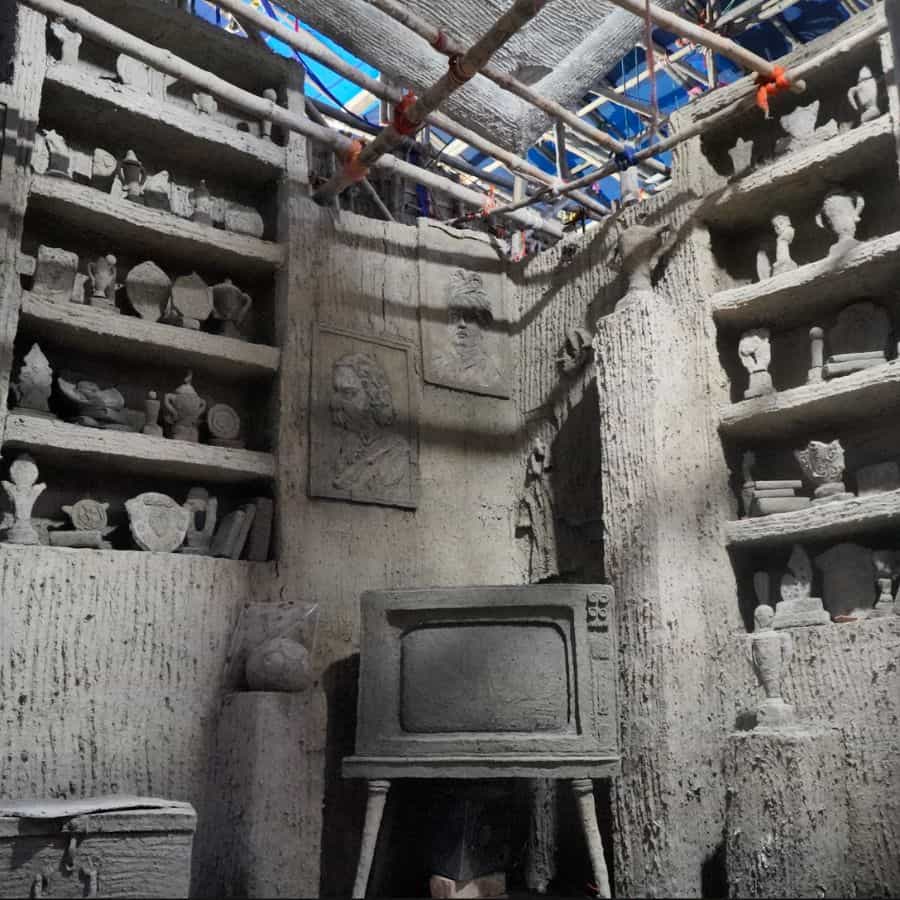 মাটির কাজের প্রাধান্য, তার সঙ্গে বাঁশ, লোহা আর কিছু প্লাস্টার অফ প্যারিসের ছোঁয়া। 