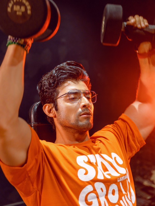 অতনু বলছেন, ‘‘আসলে হিসেবটা খুব সহজ। যিনি ভয়ের চোটে পছন্দের খাবার খান না, তাঁর মাথায় সর্ব ক্ষণের চিন্তা। তাঁর কর্টিসল হরমোনের মাত্রাও তাই বেড়ে যায়। যিনি সব কিছু থেকে নিজেকে বঞ্চিত রেখেছেন, তিনি যদি এক দিন সে খাবার পান, তা হলে আর পরিমিতিবোধের ধার ধারেন না। কিন্তু শরীর ও মনকে এত কষ্ট দিয়ে কী লাভ? মানুষ তো শরীরচর্চা করতে এসেছেন ভাল থাকতে। এ ভাবে কি ভাল থাকা যায়?’’