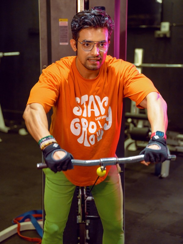 নিয়মিত জিমে ঘাম ঝরাচ্ছেন নায়ক। তবে রণজয় তাঁর এই সাফল্যের সমস্ত কৃতিত্ব দিতে চান ফিটনেস প্রশিক্ষক অতনু পালকে। জীবনে প্রথম বার অতনুর মতো প্রশিক্ষক পেয়ে আপ্লুত রণজয়। কারণ, বিধিনিষেধ, কড়াকড়ির বালাই নেই। যা মন চায়, খাওয়া যায়। কেতাদুরস্ত সব্জি ও ফলের বদলে স্থানীয় সব্জি ও ফল খাওয়া যায়। প্রোটিন শেক, ওয়ে প্রোটিনের পিছনেও খরচ করতে হয় না।