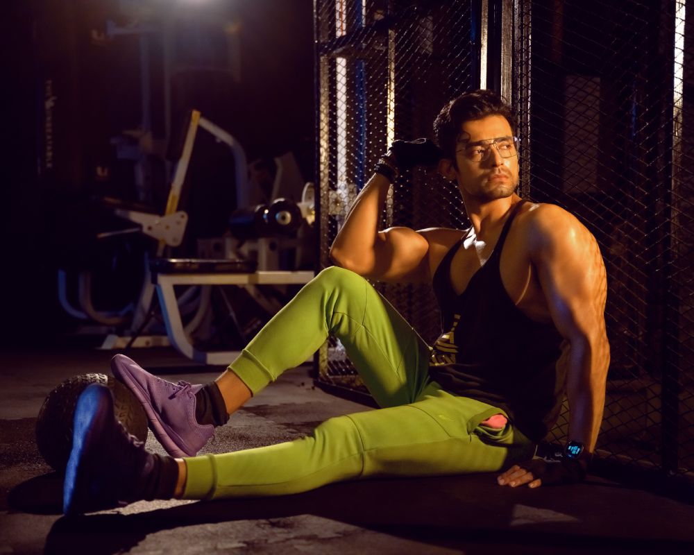 অতিরিক্ত শরীরচর্চাও যে স্বাস্থ্যের জন্য খারাপ, সে কথা বার বার মনে করিয়ে দিলেন অতনু। কিন্তু কখন ও কী ভাবে বোঝা যাবে যে, অতিরিক্ত পরিশ্রম হয়ে যাচ্ছে? প্রশিক্ষক বলছেন, ‘‘খুব সহজ। জিমে শরীরচর্চা করে আনন্দে, ঝরঝরে মন ও শরীর নিয়ে বেরোচ্ছেন, না কি ক্লান্ত এবং বিধ্বস্ত হয়ে? নিজেকে অতিরিক্ত চাপ দিলে সেটা মোটেও শরীরের জন্য ভাল হতে পারে না। পর্যাপ্ত বিশ্রাম নিতে হবে। বিশ্রামে পেশিগুলি গড়তে পারে। সেই সময়টুকু না দিলে হবে না।’’