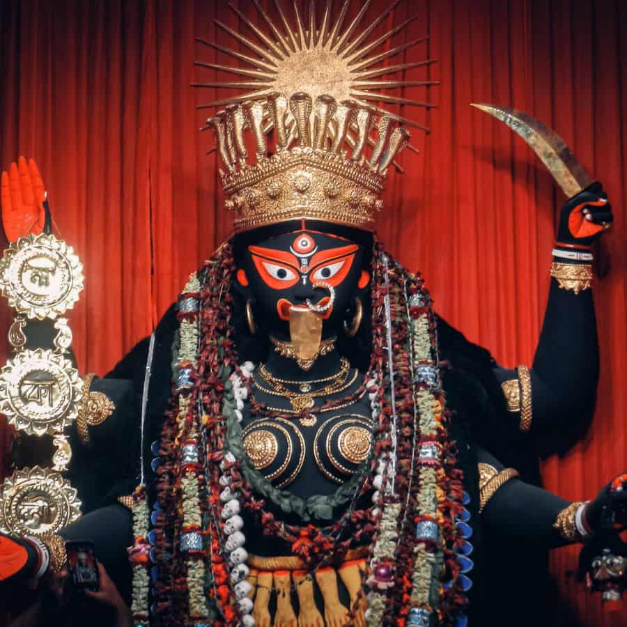 কালী: দশমহাবিদ্যার প্রথম রূপ কালী। তিনি সর্বসংহারকারিণী, শক্তির দেবী, শাক্তের আরাধ্যা। দেবীকে সৌম্য ও উগ্র দুই রূপেই বর্ণনা করা রয়েছে। শুম্ভ ও নিশুম্ভের অত্যাচার থেকে পরিত্রাণ পেতে দেবতাদের প্রার্থনায় দেবী দুর্গার ভ্রকুটি থেকে জন্ম হয় দেবী কালীর। চতুর্ভুজা দেবীর ডান দিকের দুই হাতে থাকে খড়্গ ও চন্দ্রহাস। বাম দিকের দুই হাতে থাকে চর্ম ও পাশ। গলায় নরমুণ্ড মালা, আলুলায়িত কেশরাশি, দেহ পশুচর্ম আবৃত, বড় বড় দাঁত, লোল জিহ্বা, রক্তচক্ষু ও বিস্তৃত মুখ, স্থুল কর্ণ– সব মিলিয়ে দেবী ভয়ঙ্কর দর্শনা। তাঁর বাহন কবন্ধ। তন্ত্রে বাহন মহাকাল।