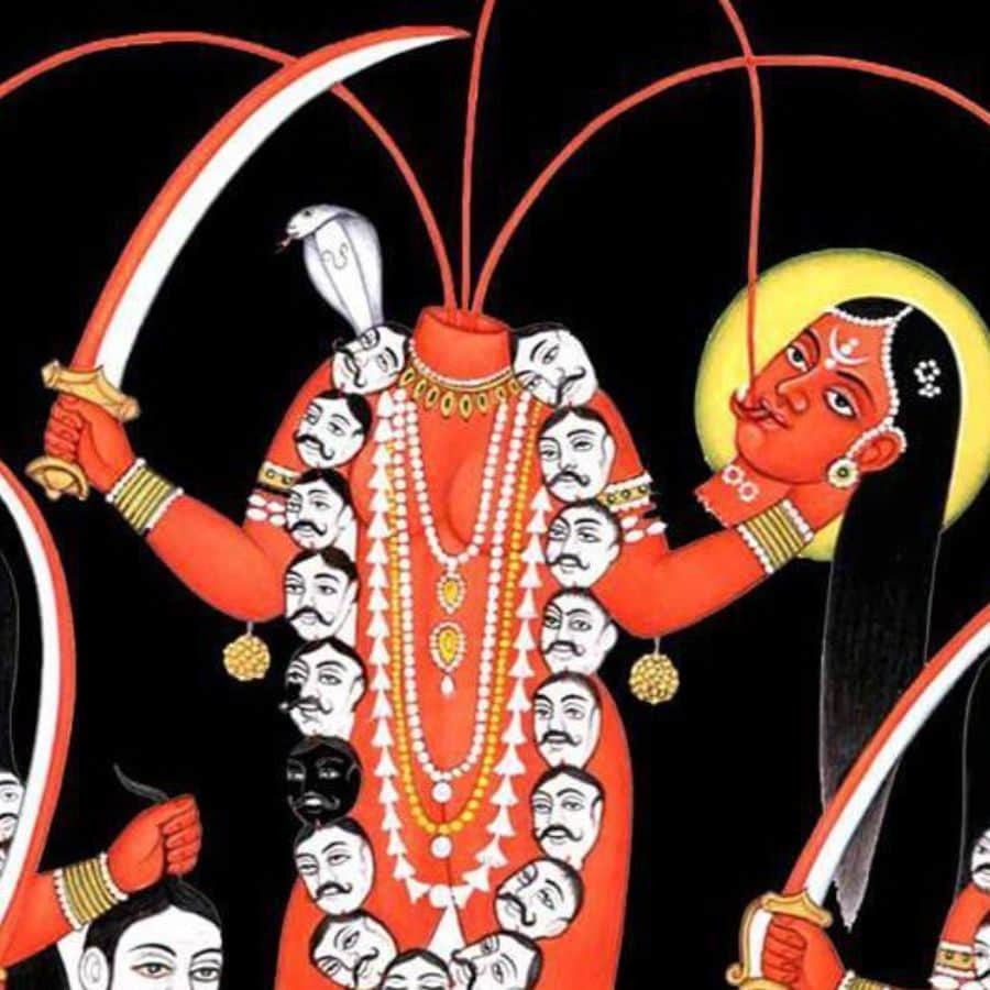 ছিন্নমস্তা: দশমহাবিদ্যার তৃতীয় রূপ হল ছিন্নমস্তা। এই রূপই সবচেয়ে ভয়ঙ্কর। স্বামীকে ভয় দেখাতে দেবী এই রূপ ধারণ করেছিলেন। তিনি স্বহস্তে নিজের মাথা কেটে নিজ রক্ত পান করেন। বাম হাতে ধরে থাকেন নিজেরই ছিন্ন মস্তক। তাঁর গলা থেকে বেরিয়ে আসা রক্তের তিন ধারার মাঝের ধারা সেই ছিন্ন মস্তক পান করে। বামে সহচরী ডাকিনী ও ডানে সহচরী বর্ণিনী বাকি দুই রক্তধারা পান করে। সবাই দিগম্বরী, মুণ্ডমালিনী ও মুক্তকেশী। রতি ও কামদেবের উপর দেবী দণ্ডায়মান। চক্রপথে আত্মধ্বংস ও আত্মপুনরুজ্জীবনের মাধ্যমে সৃষ্ট জগতের অবিরাম বিদ্যমান শক্তির প্রতীক দেবীর তৃতীয় রূপ।  পৌরাণিক কাহিনি অনুযায়ী, দেবী পার্বতী তাঁর দুই সহচরী ডাকিনী ও বর্ণিনীকে নিয়ে মন্দাকিনী নদীতে স্নান করতে যান। স্নানরতা দুই সহচরী বলে ওঠেন, ‘আমরা ক্ষুধার্ত, আমাদের ক্ষুধা নিবৃত্তি কর।’ ডাকিনী ও বর্ণিনী রক্ত ও মাংস ছাড়া অন্য কিছু খায় না। দেবী নিজের নখাগ্র দিয়ে নিজ কণ্ঠচ্ছেদ করলেন। কণ্ঠ থেকে তিনটি ধারায় রক্তস্রোত বইতে শুরু করল। দেবীর দুই পাশে দাঁড়িয়ে দুই সহচারী সেই দুই রক্তধারা পান করতে লাগল। মধ্য ধারা দেবীর ছিন্ন মস্তক পান করল।