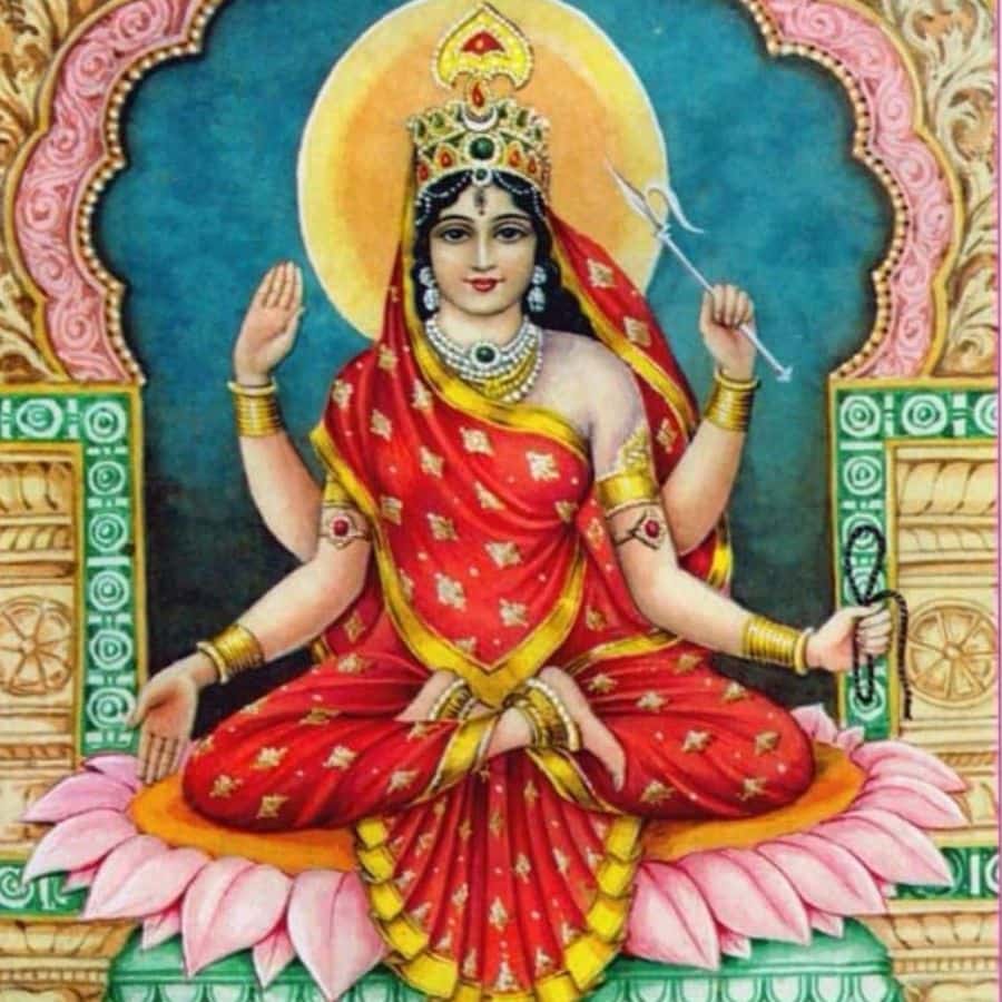 ভুবনেশ্বরী: দশমহাবিদ্যার পঞ্চম রূপ ভুবনেশ্বরী। তাঁর সঙ্গে থাকার জন্যই শিবের আর এক নাম ভুবনেশ্বর। দেবী শাকম্ভরী এবং শতাক্ষী নামেও পরিচিত। তন্ত্রশাস্ত্র অনুসারে, মহাদেবের উপর অভিমানে দেবী ষোড়শী রূপ ধারণ করেন। শিবের বক্ষে নিজের প্রতিচ্ছবি দেখে নিজেই ভীত হন। সেই ছায়া নিজের জেনে দেবী স্থিতধী হন। সেই রূপই হল ভুবনেশ্বরী। দেবী রক্তবর্ণা এবং চতুর্ভুজা। হাতে থাকে অঙ্কুশ এবং পাশ ও বরাভয় মুদ্রা। চার দিকে চার জন দেবী ভুবনেশ্বরীকে ঘিরে থাকেন। তাঁর আরও সহচরী আছে। 