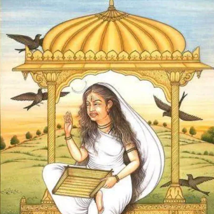 ধূমাবতী: দশমহাবিদ্যার সপ্তম রূপ হল দেবী ধূমাবতী। আবার অলক্ষ্মী, জ্যেষ্ঠাদেবী ইত্যাদি নামেও দেবী পরিচিতা। আগুনে জগৎ ধ্বংসের পর ভস্মাবশেষ থেকে যে ধোঁয়া নির্গত হয়, তার স্বরূপ হলেন ধূমাবতী। দেবী স্বয়ং নিয়ন্ত্রিতা। তাঁর কোনও প্রভু বা স্বামী নেই। তাই তাঁকে বিধবারূপে কল্পনা করা হয়। ভয়ঙ্করী, বৃদ্ধা, অপরিচ্ছন্ন বস্ত্র পরিহিতা, মুক্তকেশী, দ্বিভুজা, ধূমাবতী কাকধ্বজ চিহ্নিত রথে অধিষ্ঠান করেন। তাঁর হাতে থাকে শূর্প। আবিশ্ব ক্ষুধা থাকে তাঁর চোখে-মুখে।  কৈলাসে এক দিন দেবী পার্বতী ক্ষুধায় কাতর হয়ে বারবার শিবের কাছে অন্ন চান। ঘরে অন্ন নেই। ক্ষুধা উপশমের জন্য শিব কিছুই দিতে পারেননি দেবীকে। ক্ষুধার জ্বালায় শিবকেই গ্রাস করেন দেবী। তৎক্ষণাৎ তাঁর দেহ থেকে ধোঁয়া নির্গত হতে থাকে। ধোঁয়ায় আবৃত দেহ থেকে শিব বার হয়ে বলেন, ‘তুমি যখন আমাকে গ্রাস করেছ, তখন তুমি বিধবা হয়েছ। এই বেশে ধূমাবতীরূপে তুমি পূজিতা হবে।’