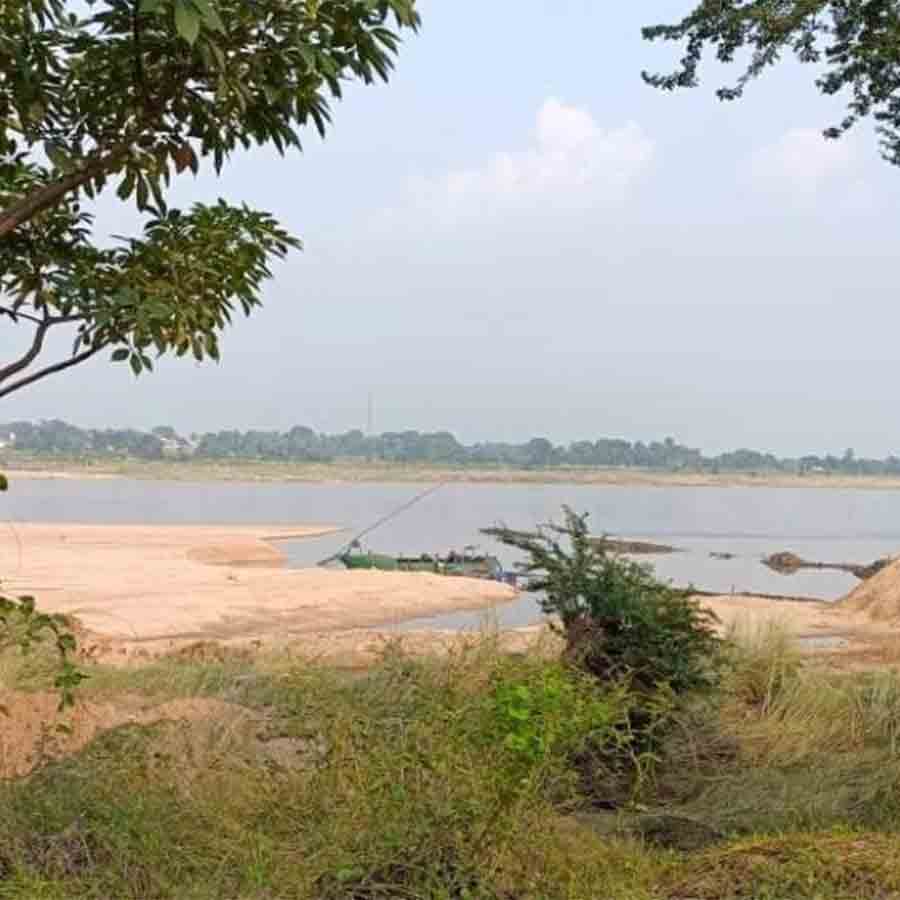 Illegal Sand mining and  smuggling continues at Raniganj