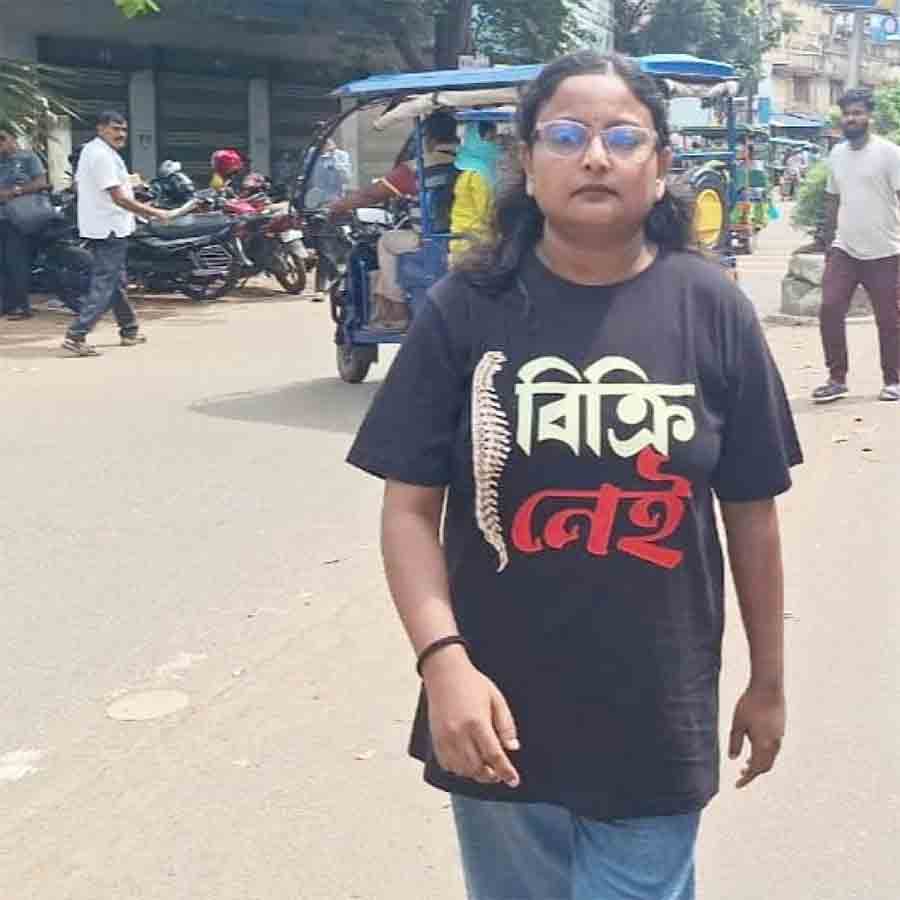 A SSC candidate sighted wearing 'Spine not for sale' slogan T-Shirt