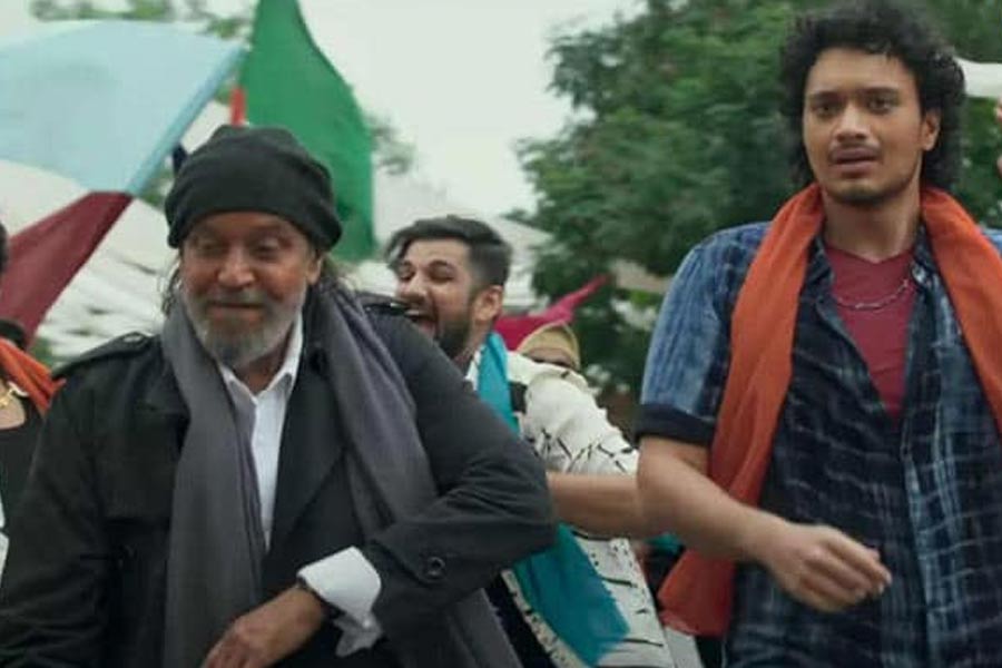 All you need to know about how Bollywood Actor Mithun Chakraborty get notice for acting in 41films simultaneously