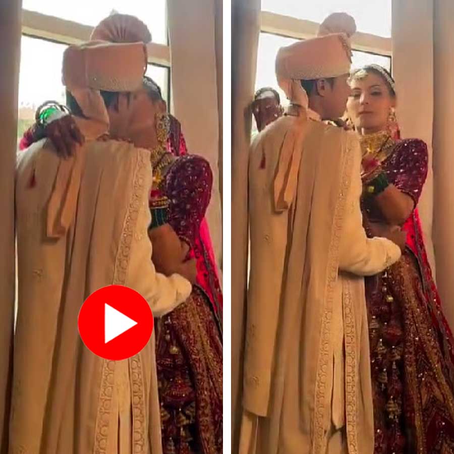 Video shows couple kisses and record the moment on wedding day, internet reacts