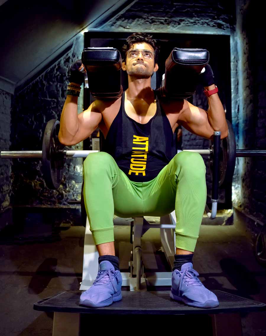 রণজয়ের কথায়, ‘‘আগে বরং আমি নুন ছাড়া মাছ সেদ্ধ, মাংস সেদ্ধ খেতাম। এখন বাড়িতে সাধারণ ভাবে রান্না করা খাবারই খাই। বাইরের খাবার খেতে ইচ্ছে করলেও খাই। তবে হ্যাঁ, পরিমাণ মেপে খেতে হয়। কোনও কিছুই অতিরিক্ত ভাল নয়।’’