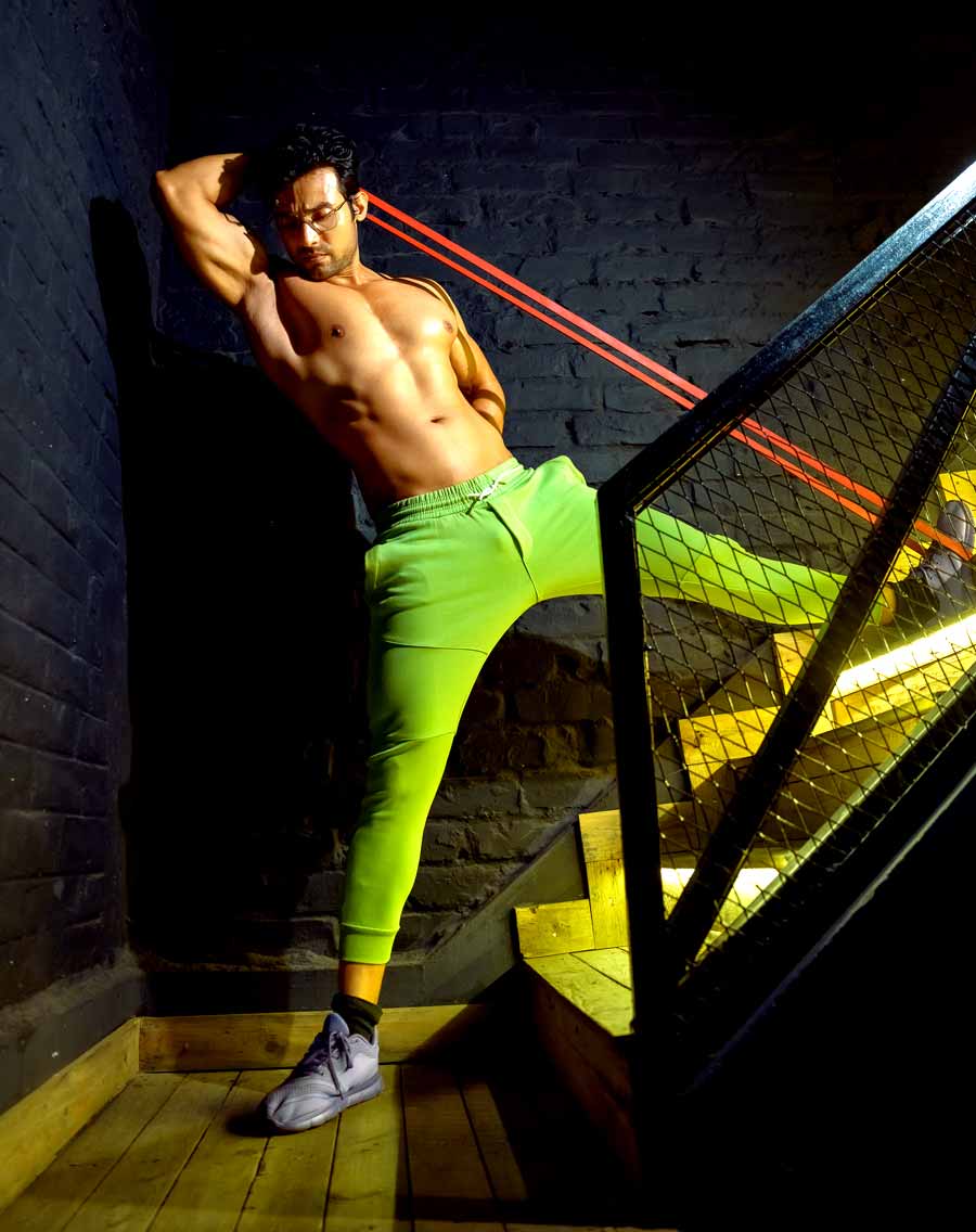 রণজয়ের কথায়, ‘‘আগে যখন অস্বাস্থ্যকর খাবার থেকে নিজেকে একেবারে সরিয়ে রেখেছিলাম, তখন ইচ্ছেটাও বেশি ছিল। কিন্তু এখন ওই কড়াকড়ি কমে গিয়েছে বলেই বোধ হয় আর ওই তীব্র ইচ্ছেটাও জাগে না। বরং স্বাস্থ্যকর খাবার খেতেই ইচ্ছে করে বেশির ভাগ সময়ে। এমনকি, খাবারের পরিমাণও কমে গিয়েছে। অল্পতে পেট ভরে যাচ্ছে। বাইরের খাবার খেয়ে ফেললে অতনুদা বলে, পর দিন বেশি করে হেঁটে নিতে।’’