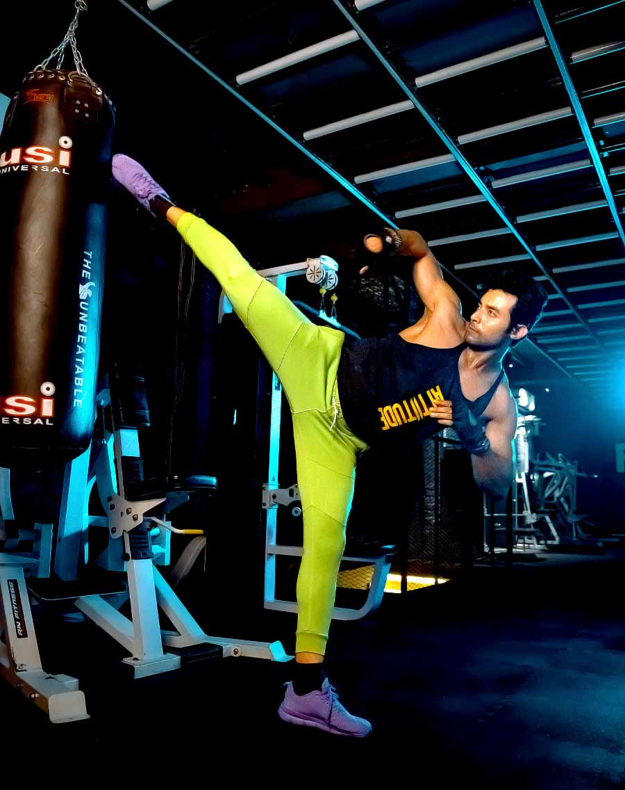 জিমে রোজ ভারোত্তোলনের নানাবিধ ব্যায়াম করতে হয় রণজয়কে। বক্ষস্থল ও কাঁধের পেশি মজবুত করতে ১৫ কেজি, ২২ কেজির ডাম্বেল তোলেন তিনি। তার পর কাঁধকে পোক্ত করতে কেব্‌ল ফ্রন্ট রেস মেশিন ব্যবহার করেন। পাওয়ার র‌্যাকেও ৫০ কেজির ভারোত্তোলন করেন রণজয়। পায়ের পেশি মজবুত করার জন্য লেগ কার্ল মেশিন, হ্যাক স্কোয়াট মেশিনের ব্যবহার করেন রোজ।