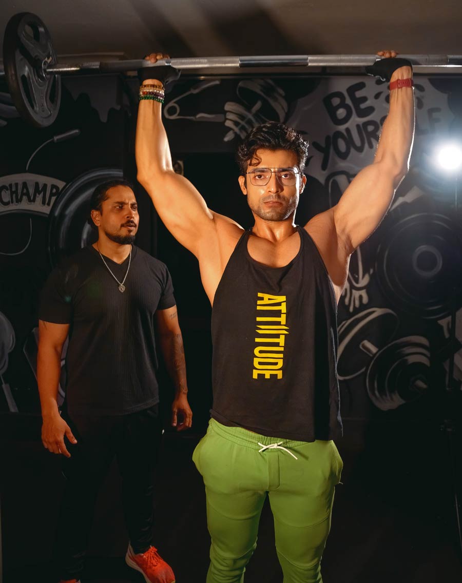 অতনুর বক্তব্য, আগের প্রজন্মের মানুষেরাও ফিট ছিলেন, তাঁদের কাছে জিম ছিল না, এ সব মেশিনও ছিল না। তাঁদের মতো করে জীবনযাপন করতে হবে। প্রাকৃতিক উপাদান দিয়েই নিজের শরীরে জ্বালানি ভরতে হবে। স্টেরয়েডের মতো ক্ষতিকারক দিকে না ঝুঁকে বাড়ির খাবারে ভরসা রাখা উচিত। অতনুর দুশ্চিন্তা, যে ভাবে নতুন প্রজন্ম স্টেরয়ডের প্রতি আকৃষ্ট হচ্ছে, তাতে বড় ক্ষতির আশঙ্কা। শারীরিক ও মানসিক স্বাস্থ্য একেবারে ধ্বংস হয়ে যেতে পারে নতুন এই বাণিজ্যিক কৌশলে।