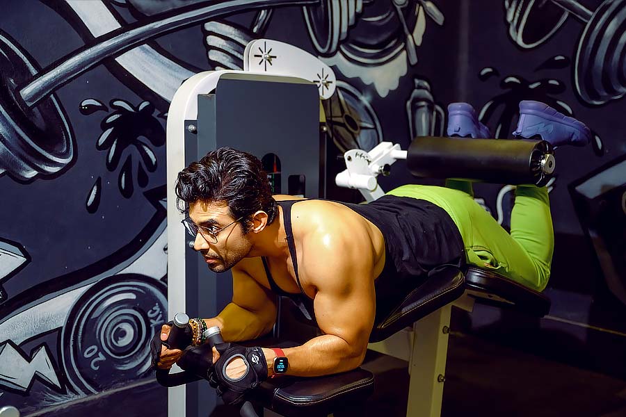 তবে জিমেরও প্রয়োজনীয়তা রয়েছে। তবে ঠিক কোন কারণে প্রয়োজন, সে বিষয়টি নিয়ে আলোচনা করলেন প্রশিক্ষক। অতনু বললেন, ‘‘ফিট থাকতে হলে যে জিমে আসতেই হবে, তা নয়। বাড়িতেও শরীরচর্চা করে, খেলাধুলো করে ফিট থাকা যায়। কিন্তু জিমে যে নির্দিষ্ট পদ্ধতিতে ভারোত্তোলন করানো হয়, সেটি খুব গুরুত্বপূর্ণ।’’