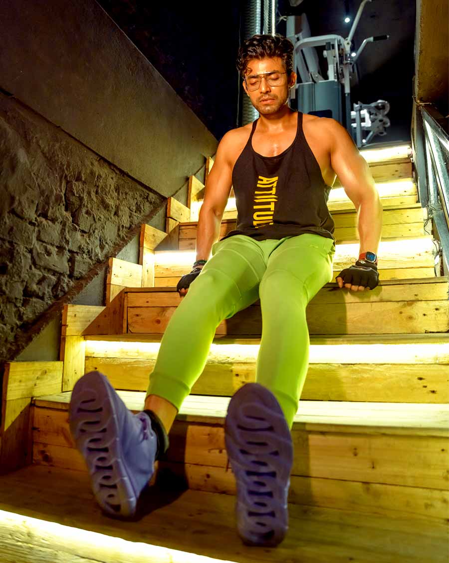 রণজয় মস্করা করে বললেন, ‘‘অনেকেই আমার চেহারা দেখে ভাবে, আমি স্টেরয়েড নিই। রক্তপরীক্ষা করে প্রমাণ করে দিতে পারি মানুষকে। সকলকে বুঝতে হবে, এই চেহারা বানানোর জন্য ১৯-২০টা বছর ব্যয় করেছি আমি। তার একটা ফলাফল থাকবে তো! কিন্তু এটাও বলব, অনেক প্রশিক্ষকের কাছে গিয়ে প্রতারিত হয়েছি, চোট খেয়েছি। আর চোট খেয়ে আমি আজ বুঝেছি, এই জীবনটা বেশি মূল্যবান। স্বাস্থ্যই সম্পদ। নিজের চেহারা সুন্দর করতে চাই, কিন্তু স্বাস্থ্যকর উপায়ে। কৃত্রিম উপায়ে বা ইঞ্জেকশন নিয়ে অথবা কৃচ্ছ্রসাধন করে নয়, আনন্দে থেকে।’’