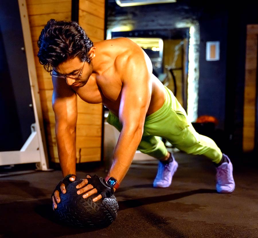 স্ট্রেচিংয়ের জন্য রাবারের ব্যান্ডের সাহায্য নিয়ে বা অ্যাব্‌সের জন্য ইনক্লাইন বেঞ্চ, পুলআপ বারের প্রয়োজন পড়ে রণজয়ের। তা ছাড়া পাঞ্চিং ব্যাগের সাহায্যে শক্তিবৃদ্ধির ব্যায়ামগুলিও করতে হয়। তা ছাড়া ফ্রি হ্যান্ডের জন্য জিমের যে কোনও অংশই উপযুক্ত। কিন্তু জিমে গিয়ে শরীরচর্চা করতে হলে প্রশিক্ষকের পরামর্শ নেওয়া প্রয়োজন, জানাচ্ছেন রণজয়। তাঁর মতে, নিজের শরীরের সম্পর্কে তথ্য খুব কম থাকে মানুষের। সেখান থেকেই ভুল হয়ে যায়। তবে নিজেকেও ফিটনেসের বিষয়ে পড়াশোনা করতে হবে, নয়তো প্রশিক্ষক ভুল শেখাচ্ছেন কি না, সেটাও বুঝতে হয়।