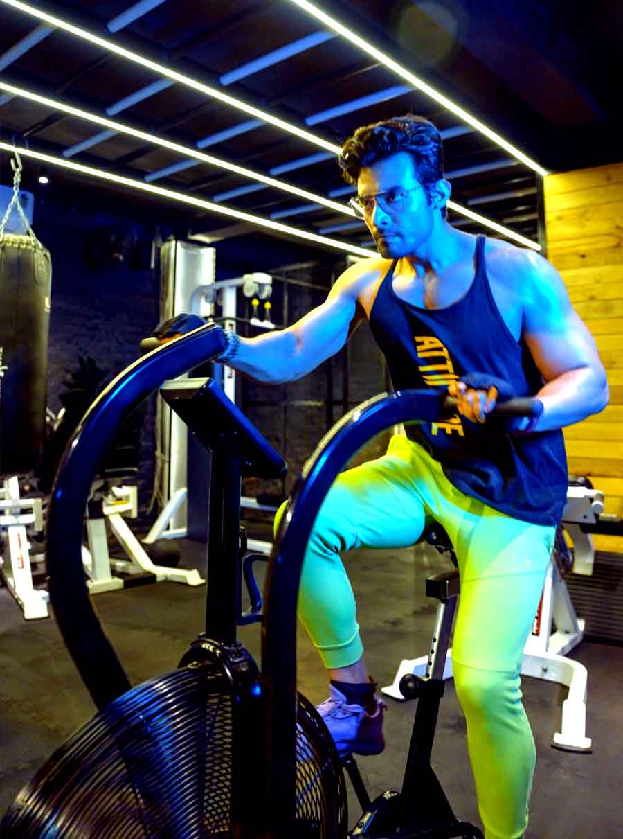 বাড়িতে অসমান ভার দু’হাতে তুলে নিলে চোট পাওয়ার সম্ভাবনা থেকে যায়। কিন্তু নির্দিষ্টি কেজির হিসেব করে করে একটু একটু করে ডাম্ববেলের ওজন বাড়ানো দরকার। তার সঙ্গে প্রয়োজনীয় ব্যায়ামও প্রশিক্ষকের সামনে থেকেই করা উচিত। ফিট থাকার পাশাপাশি জিমে শক্তিবৃদ্ধির কাজ ভাল হয়। পেশির ভাঙন এবং গড়ার কাজও জিমে গিয়ে করলে উপকার বেশি মিলবে, এমনকি নিরাপদও বেশি। পেশি মজবুত করা, গাঁটের স্বাস্থ্য ভাল রাখা, শরীরের শক্তিবৃদ্ধি করার জন্য জিমের প্রয়োজন।